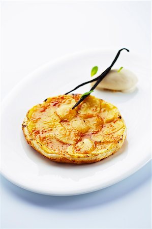 simsearch:659-08418969,k - Apple tart with vanilla ice cream Stockbilder - Premium RF Lizenzfrei, Bildnummer: 659-06903896