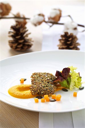 squash dish - Trout fillet with a pumpkin seed crust, with pumpkin mash Foto de stock - Sin royalties Premium, Código: 659-06903897