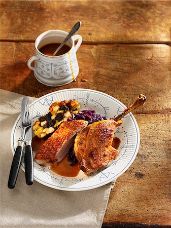 Traditional roast duck with red cabbage and stuffing Stock Photo - Premium Royalty-Free, Code: 659-06903919