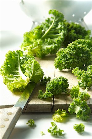 Kale on a chopping board Stock Photo - Premium Royalty-Free, Code: 659-06903913