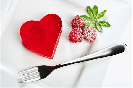 rubus idaeus - Heart shaped red jello dessert on a plate Photographie de stock - Premium Libres de Droits, Code: 659-06903946