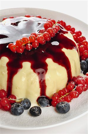 simsearch:659-07029047,k - Almond vanilla Pudding with white currants Stockbilder - Premium RF Lizenzfrei, Bildnummer: 659-06903942
