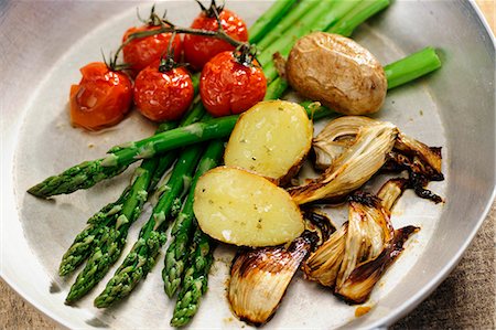 Baked vegetables in a pan Foto de stock - Sin royalties Premium, Código: 659-06903954