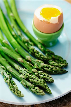 Cooked asparagus and soft boiled egg Photographie de stock - Premium Libres de Droits, Code: 659-06903953