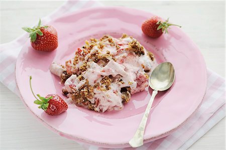 Mama s Strawberry Dessert with Butter-Walnut Crumbles Stock Photo - Premium Royalty-Free, Code: 659-06903965