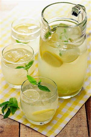 Homemade Country Lemonade garnished with some mint leaves, selective focus Foto de stock - Sin royalties Premium, Código: 659-06903968