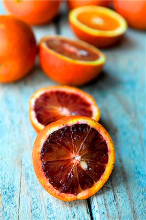 simsearch:659-06495458,k - Halved blood oranges Photographie de stock - Premium Libres de Droits, Code: 659-06903979