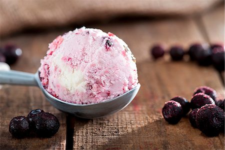 Blueberry ice cream and frozen blueberries Photographie de stock - Premium Libres de Droits, Code: 659-06903985