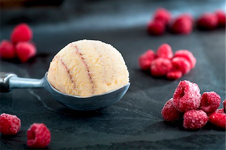 Raspberry ice cream and frozen raspberries Foto de stock - Sin royalties Premium, Código: 659-06903983