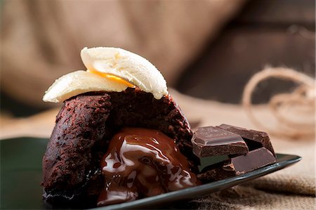 schokoladenkuchen - Chocolate melting middle pudding with vanilla ice cream and chocolate pieces Stockbilder - Premium RF Lizenzfrei, Bildnummer: 659-06903994