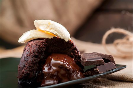 simsearch:659-06902692,k - Chocolate melting middle pudding with vanilla ice cream and chocolate pieces Photographie de stock - Premium Libres de Droits, Code: 659-06903994