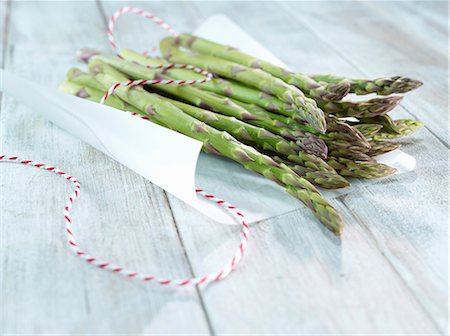 simsearch:659-06306750,k - Fresh green asparagus on a piece of paper Stockbilder - Premium RF Lizenzfrei, Bildnummer: 659-06903998