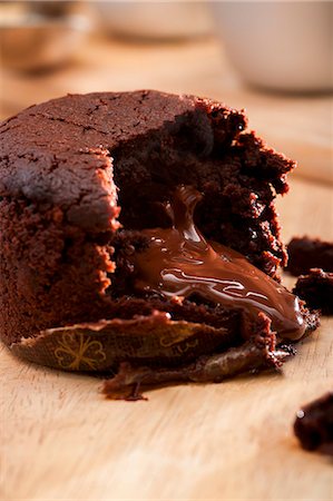 small cake - Chocolate melting middle pudding Foto de stock - Sin royalties Premium, Código: 659-06903990