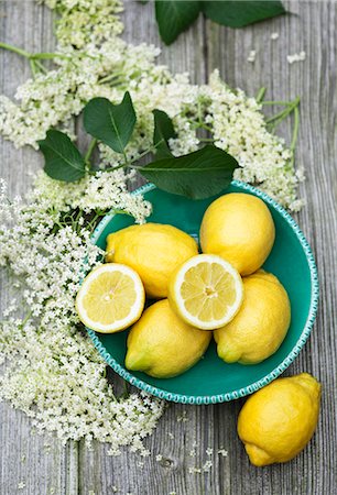 Lemons and elderflowers (view from above) Stockbilder - Premium RF Lizenzfrei, Bildnummer: 659-07026746