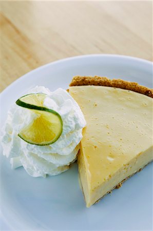 A slice of Key Lime Pie with whipped cream Photographie de stock - Premium Libres de Droits, Code: 659-07026765