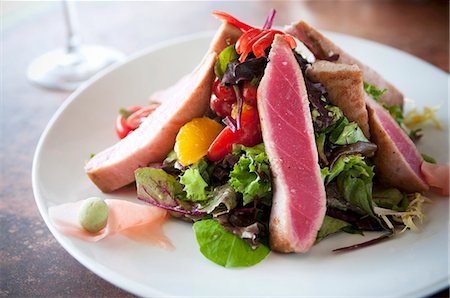 simsearch:659-08419595,k - Seared Tuna Salad on a White Plate Foto de stock - Sin royalties Premium, Código: 659-07026777