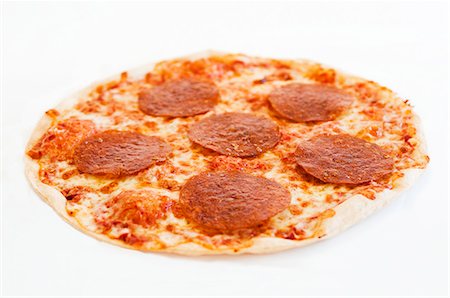 salchichón - Whole Pepperoni Pizza on White Foto de stock - Sin royalties Premium, Código: 659-07026772