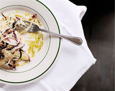simsearch:659-06901440,k - Partially Eaten Salad on a Plate with a Fork; From Above Photographie de stock - Premium Libres de Droits, Code: 659-07026814