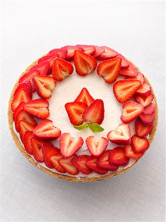 strawberry recipe - Frosted Cake Topped with Fresh Sliced Strawberries Stock Photo - Premium Royalty-Free, Code: 659-07026834