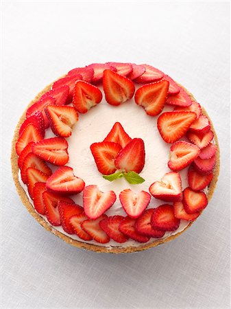 simsearch:659-07028736,k - Frosted Cake Topped with Fresh Sliced Strawberries Foto de stock - Sin royalties Premium, Código: 659-07026834