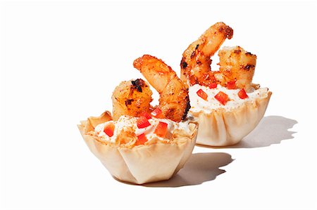 simsearch:659-03522603,k - Two Cajun Shrimp Cups on a White Background Foto de stock - Royalty Free Premium, Número: 659-07026842