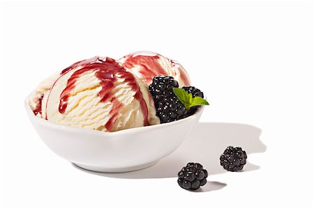 Two Scoops of Vanilla Ice Cream with Chambord Sauce and Blackberries; White Background Stock Photo - Premium Royalty-Free, Code: 659-07026843