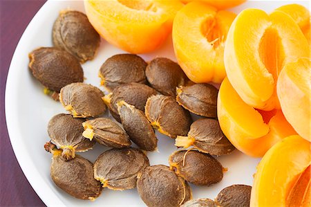 Pitted Apricots with Pits on a White Dish Photographie de stock - Premium Libres de Droits, Code: 659-07026856