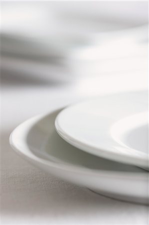 enseres domésticos - Stacked White Plates Foto de stock - Sin royalties Premium, Código: 659-07026858