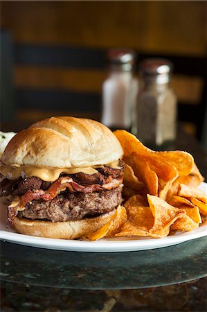 simsearch:659-07026880,k - Peanut Butter Bacon Burger with Sweet Potato Chips on a White Plate Foto de stock - Sin royalties Premium, Código: 659-07026881