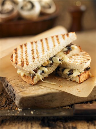 Toasted sandwiches with mushrooms and cheese Photographie de stock - Premium Libres de Droits, Code: 659-07026899