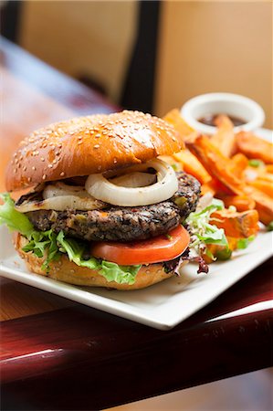 simsearch:659-06671574,k - Veggie Burger with Lettuce, Tomato and Onion; Served with Sweet Potato Fries Photographie de stock - Premium Libres de Droits, Code: 659-07026893