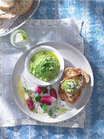 dip - Pea houmous with radishes and toast (view from above) Stock Photo - Premium Royalty-Free, Code: 659-07026904