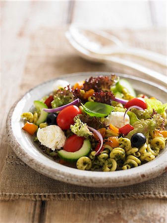 simsearch:659-06900878,k - Pasta salad with pesto, tomatoes, olives and mozzarell Photographie de stock - Premium Libres de Droits, Code: 659-07026902