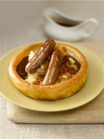 pomme de terre hachées - Bratwurst sausages with mashed potato and gravy Photographie de stock - Premium Libres de Droits, Code: 659-07026914