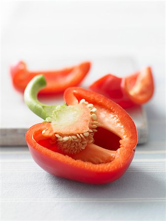 A red pepper, sliced open Foto de stock - Sin royalties Premium, Código: 659-07026912