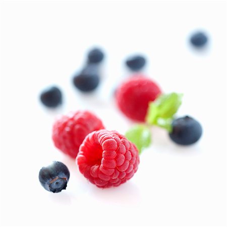 fruit and white background - Raspberries and blackberries with no background Photographie de stock - Premium Libres de Droits, Code: 659-07026939