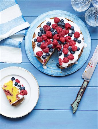 Berry cake with sugar icing, one slice cut Photographie de stock - Premium Libres de Droits, Code: 659-07026931