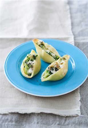 simsearch:659-06495240,k - Large pasta shells filled with ricotta, broccoli, breadcrumbs and parmesan Foto de stock - Sin royalties Premium, Código: 659-07026958