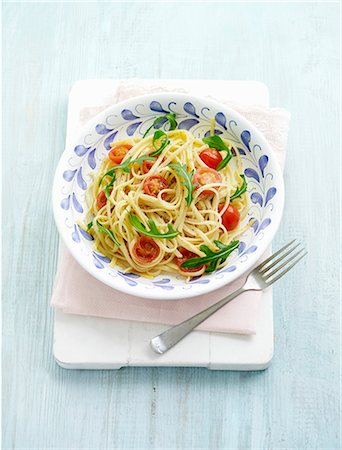 pasta dish - Linguine with tomatoes and rocket Photographie de stock - Premium Libres de Droits, Code: 659-07026952