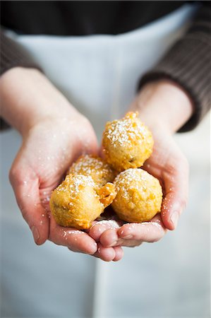 Hands Holding Beignets Sprinkled with Powdered Sugar Photographie de stock - Premium Libres de Droits, Code: 659-07026966