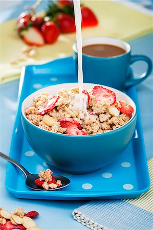 Milk being poured into a bowl of crunchy strawberry muesli Foto de stock - Sin royalties Premium, Código: 659-07026971