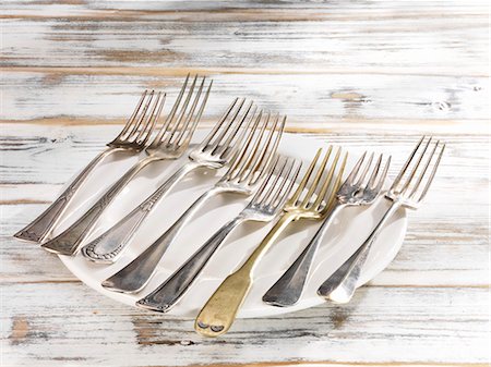 simsearch:659-07597012,k - Eight forks in a line lying on a plate Foto de stock - Royalty Free Premium, Número: 659-07026984