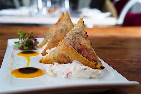 salad with dressing - Beetroot samosas with coleslaw Foto de stock - Sin royalties Premium, Código: 659-07027016