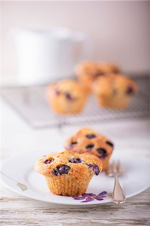 Blueberry muffins on plate and cake rack Stockbilder - Premium RF Lizenzfrei, Bildnummer: 659-07027022