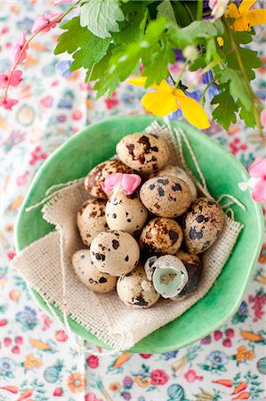simsearch:659-06373437,k - Fresh Quail Eggs in a Green Bowl with Burlap Photographie de stock - Premium Libres de Droits, Code: 659-07027048