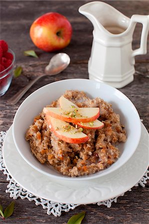 farinha de aveia - A Bowl of Oatmeal with Apple Slices Foto de stock - Royalty Free Premium, Número: 659-07027075