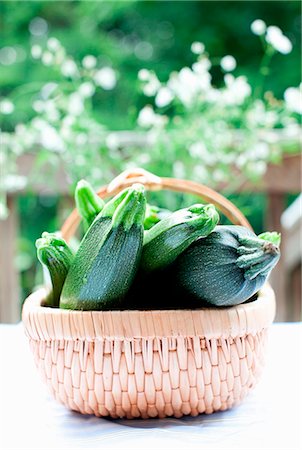 simsearch:659-07597625,k - Fresh Whole Zucchini in a Basket Photographie de stock - Premium Libres de Droits, Code: 659-07027079