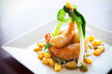 Shrimp Tempura Tied with Scallions on a White Plate Photographie de stock - Premium Libres de Droits, Code: 659-07027097