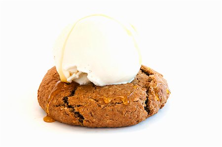 simsearch:659-01842934,k - An Oatmeal Cookie Topped with a Scoop of Vanilla Ice Cream and Drizzled with Honey Stock Photo - Premium Royalty-Free, Code: 659-07027098