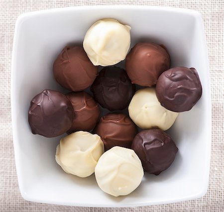 Assorted home-made chocolate truffles in a bowl Photographie de stock - Premium Libres de Droits, Code: 659-07027118